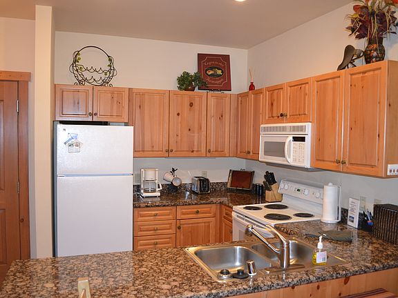 Kitchen w/ granite counters