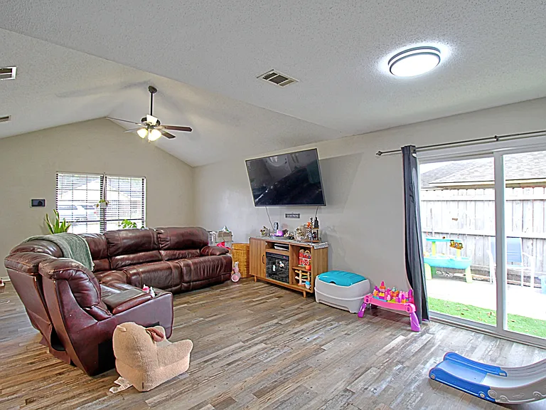 1567 Pendleton Dr — Photo 4