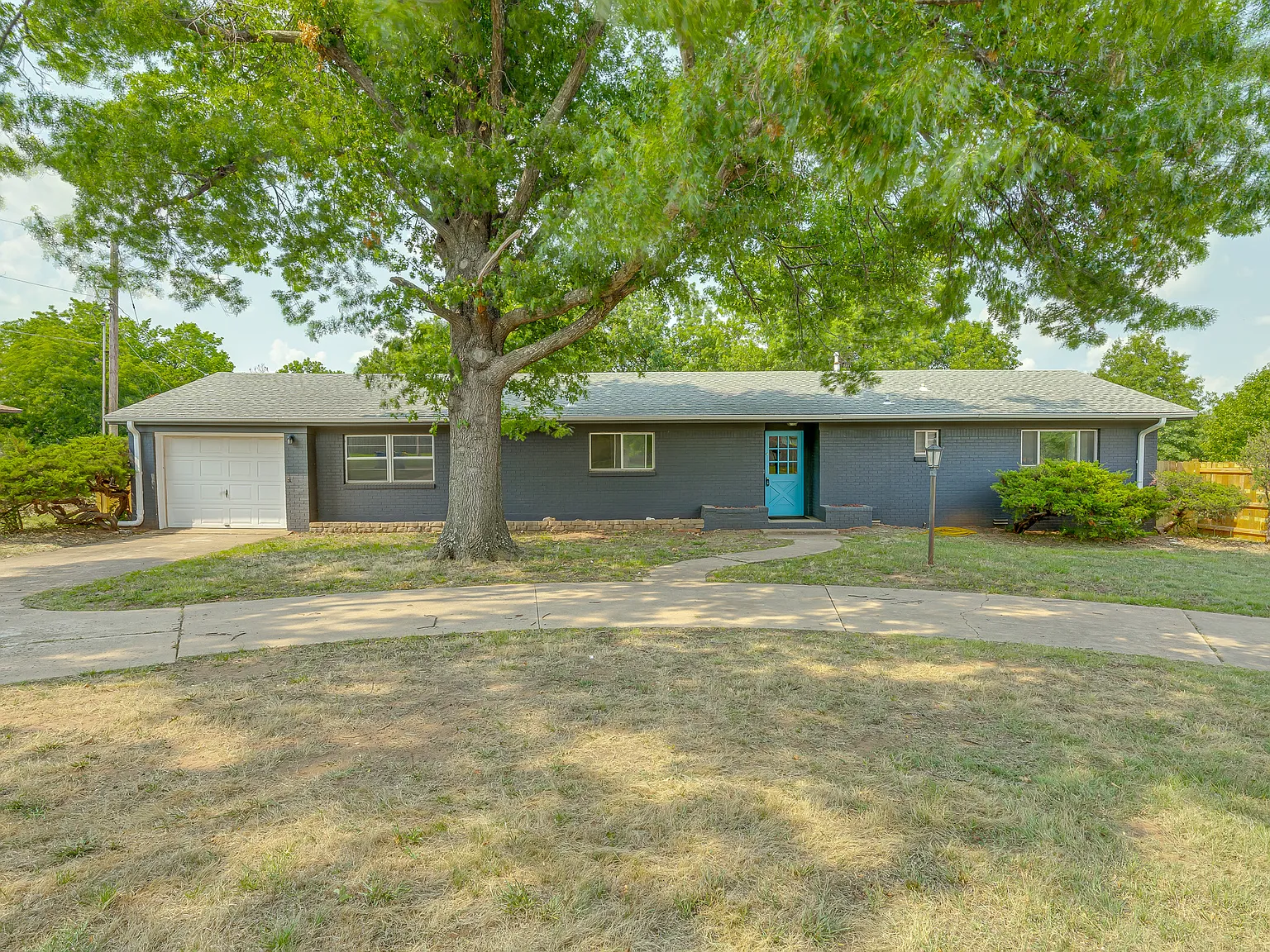 1924 E McElroy Rd — Photo 1
