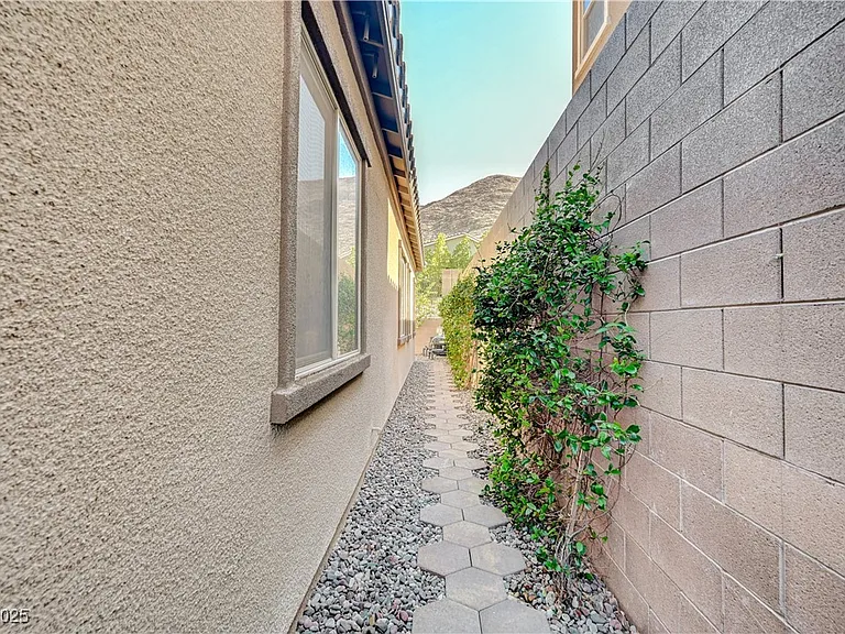 3943 Reyes Ave — Photo 60