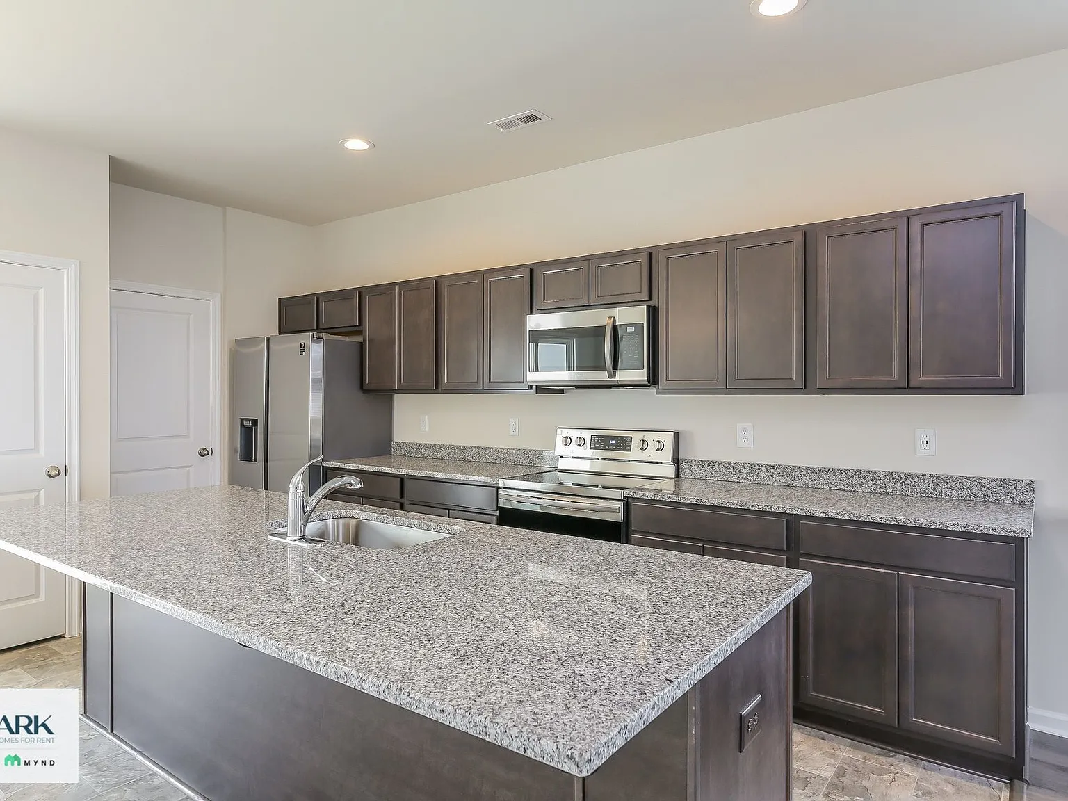 3 bed, 2.0 bath, 1415 sqft, $1,474 — Photo 2