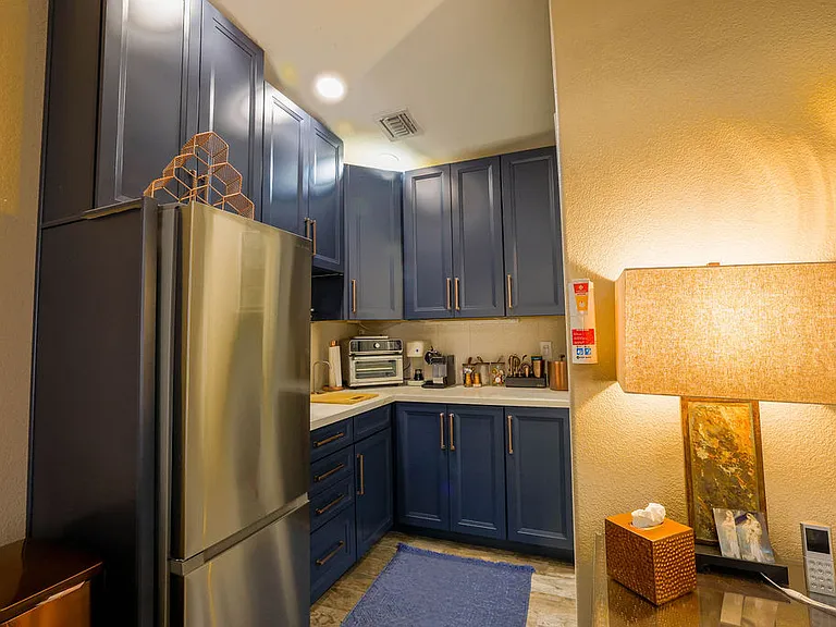 CASITA optional studio

Kitchenette with service for 4, sink, refrigerator/freezer, induction cooktop, air fryer/toaster oven, single cup coffee, induction cooktop and grill items