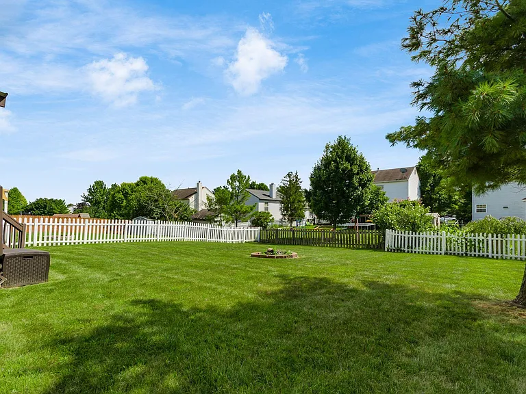 9061 Longstone Dr — Photo 3