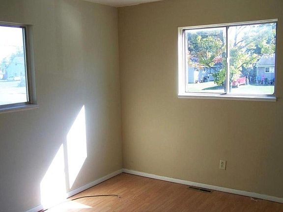 5th image of 778 Burns St