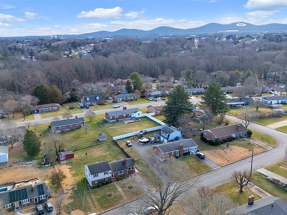 4th image of 724 Hayes Dr