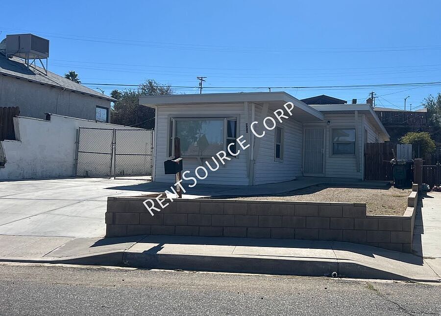 1st image of 920 Flora St
