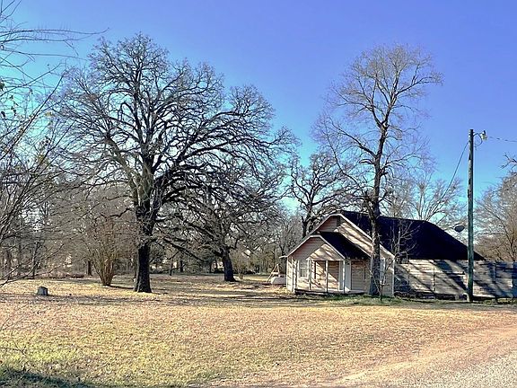 3rd image of 592 Burr Rd