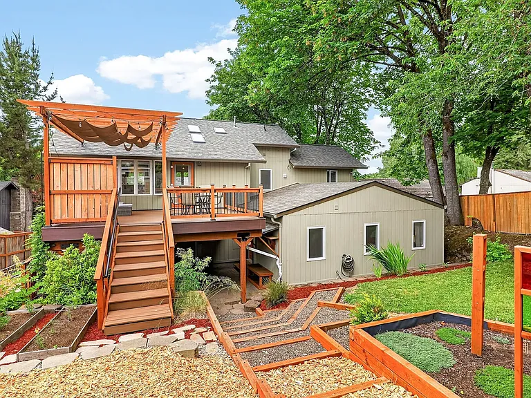 248 NW Ash St — Photo 16