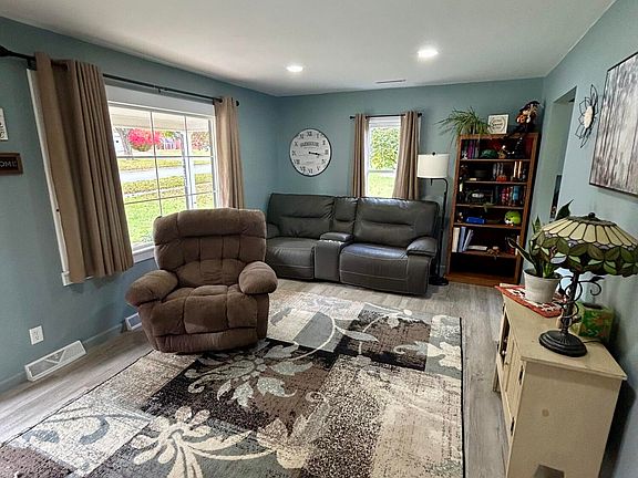 5th image of 320 East Dr