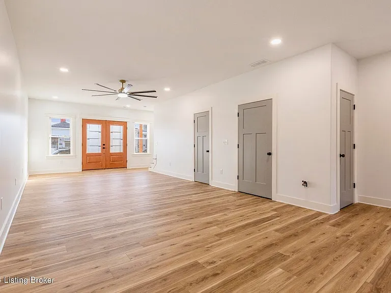 923 E Oak St — Photo 15