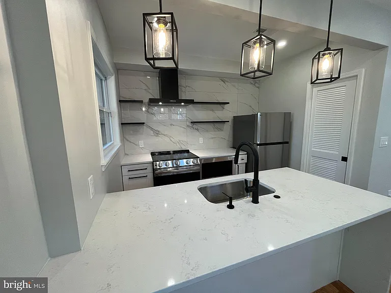 327 Whittier St NW #A — Photo 9