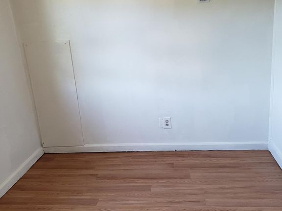 4th image of 3136 W 92nd St #Up