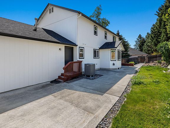 5th image of 3672 SW Volcano Ave