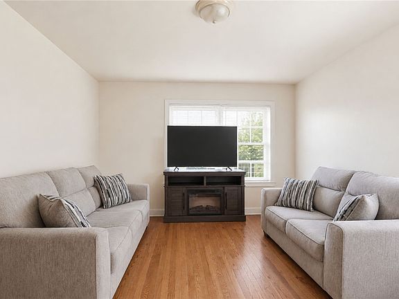 3rd image of 636 Spencer Rd