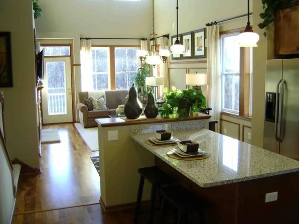 9442 Washington Cir, Chanhassen, MN 55317