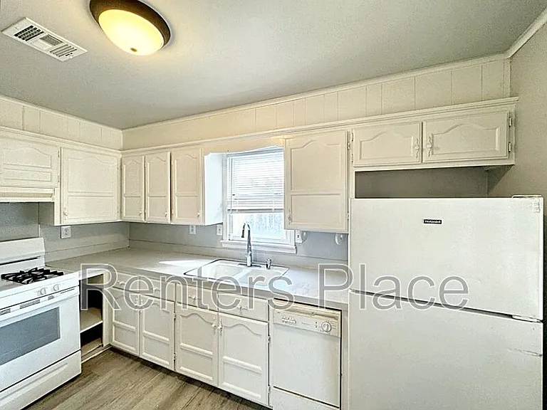 5 S Hickory St — Photo 2