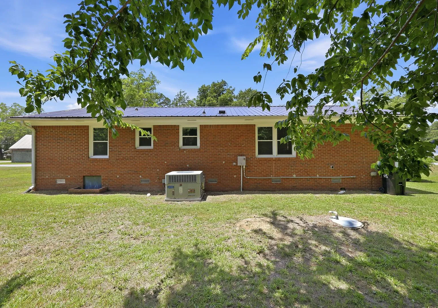 Charming 1,025 sq ft single-family home offering 3 bedrooms and 2 full bathroomsperfect for comfo... — Photo 3