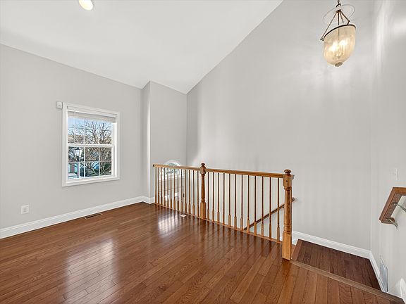5th image of 124 Barclay Dr
