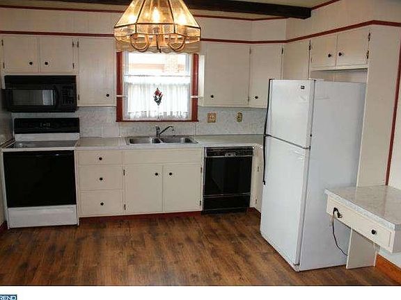 5th image of 115 E Cedar St
