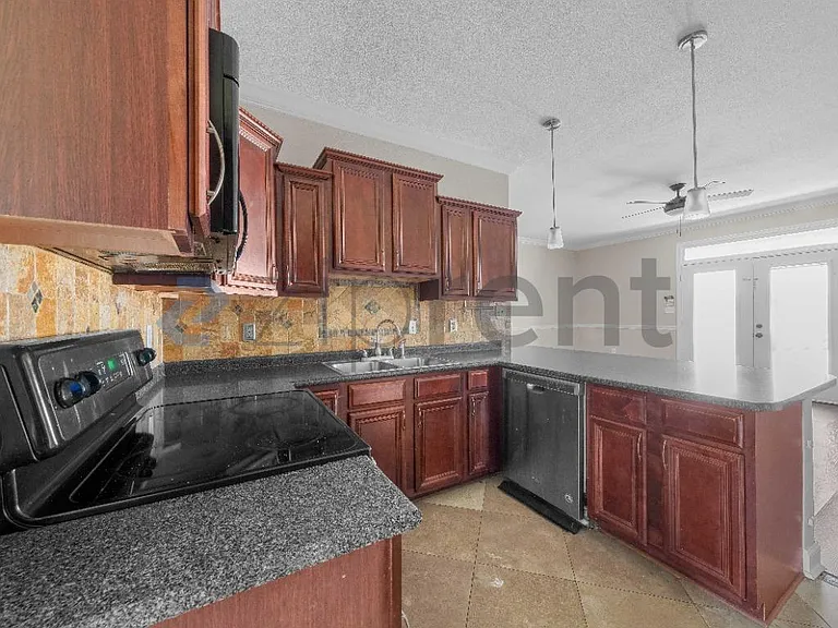 1418 Windsor St #1418 — Photo 8