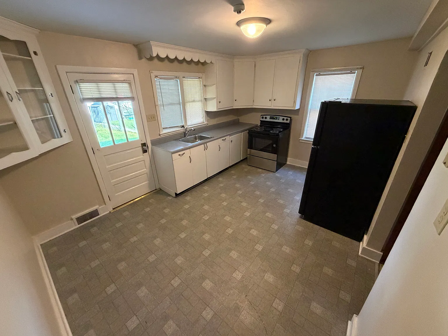 3 bed, 1.5 bath, 1300 sqft, $1,680 — Photo 1