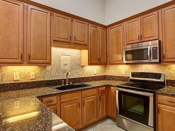 4th image of 6435 Oxford Cir