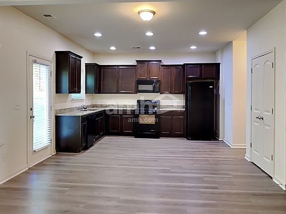 4th image of 908 Pine Ln