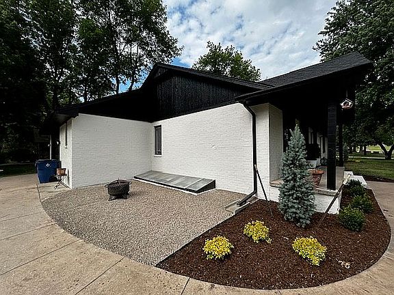 3rd image of 9838 W Dubon St