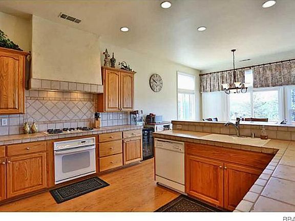 3rd image of 27799 Alpen Dr