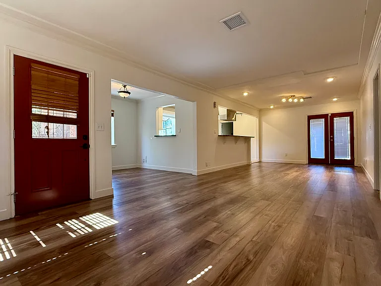 6205 Gentry Ave — Photo 3