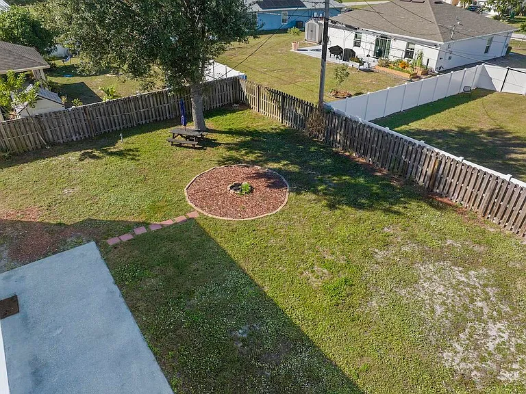 981 SW McElroy Ave — Photo 40
