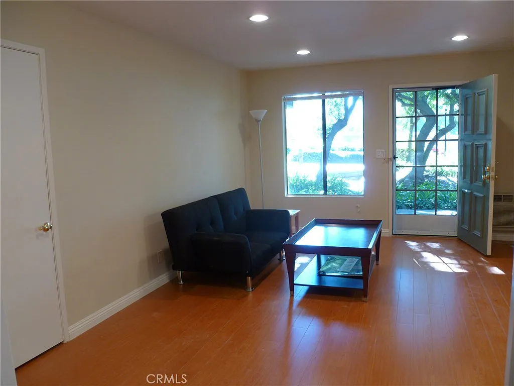 1 bed, 633 sqft, $2,400 — Photo 1