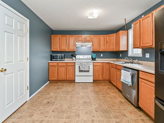 3rd image of 25862 Starlite Dr