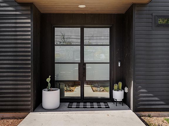 2nd image of 108 Comal St