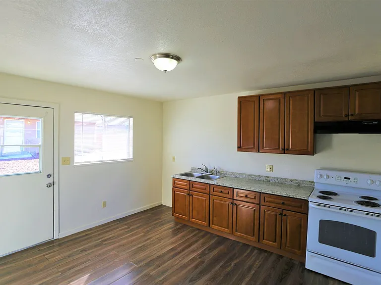 9817 N Stephens St — Photo 2