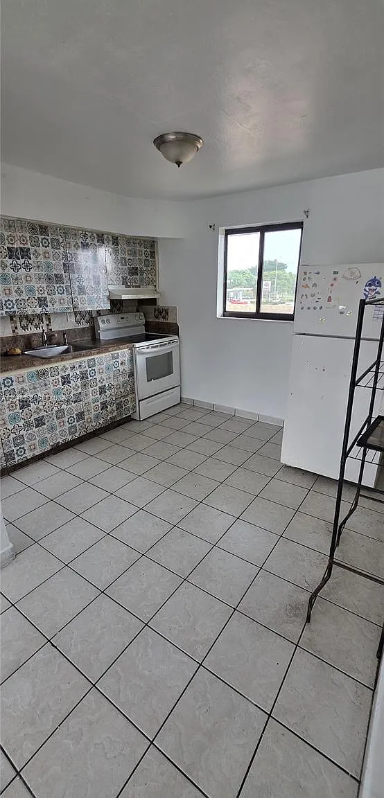2 bed, 1.0 bath, 4580 sqft, $2,000 — Photo 2