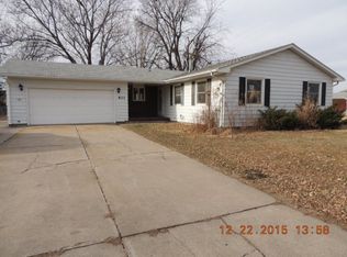 833 Maplewood Ave, Hastings, NE 68901