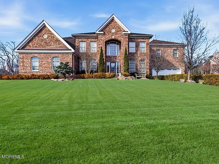 24 Parkside Dr — Photo 1