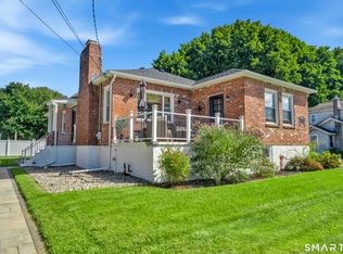69 Niantic River Rd, Waterford, CT 06385