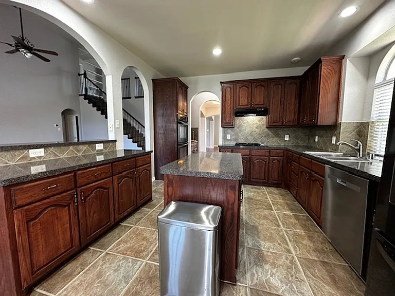7005 Crenshaw Ln — Photo 32