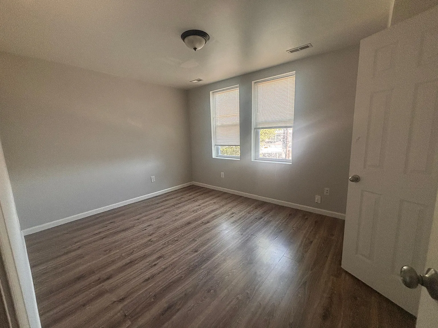 5 bed, 2432 sqft, $4,995 — Photo 4