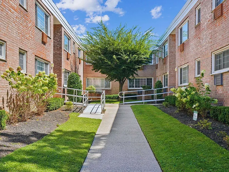 Eagle Rock Apartments at Carle Place — Photo 10
