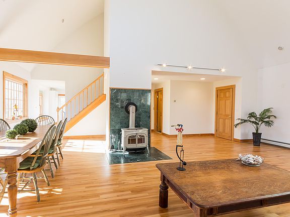 3rd image of 26 Stonewood Ln