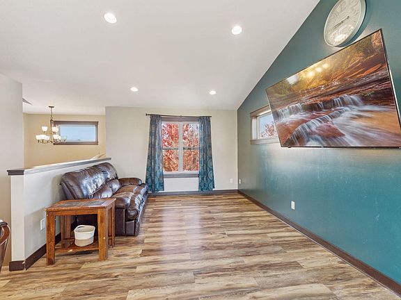 3rd image of 1050 Pheasant Run