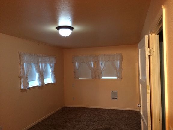 4th image of 521 10th St SE