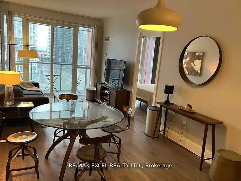 560 Front St W #728 — Photo 3
