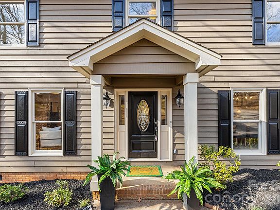 3rd image of 8 Hickory Ridge Ct
