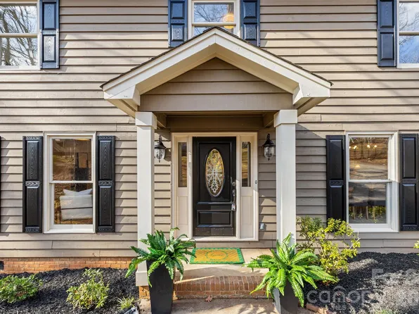 8 Hickory Ridge Ct, Clover, SC 29710