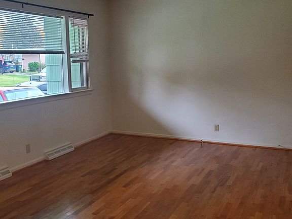 4th image of 1422 Colton Blvd