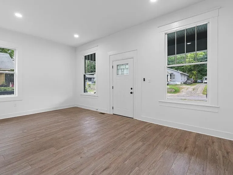 1503 N Chamberlain Ave — Photo 3